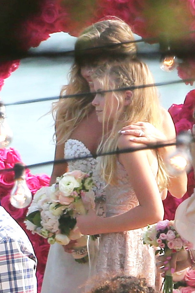 Denise Richards 47 évesen szexi miniruhában ment férjhez ismét