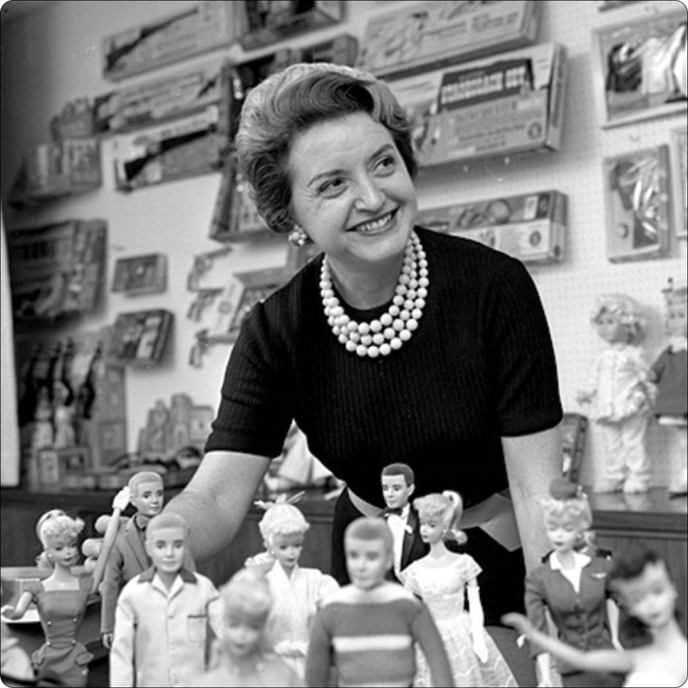 Ruth Handler, a Mattel társalapítójának felesége a Barbie babák társaságában 