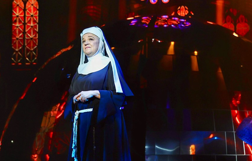 Náray Erika az Apáca Show-ban zárdafőnököt alakít