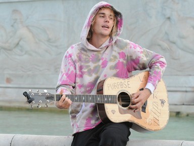 Justin Bieber szerenádja Hailey Baldwinnak nem is volt olyan különleges: kilencszer adott szerenádot