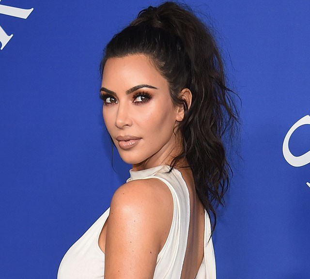 Micsoda?? Kim Kardashian vörös lett, és nem, ez nem paróka!