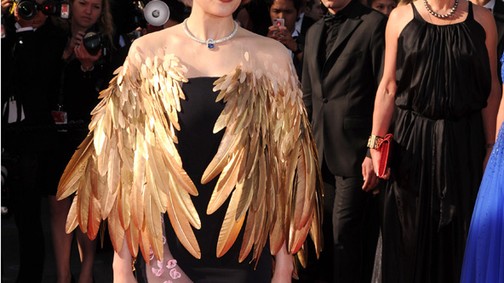 Laeticia Casta arany tollakba borult