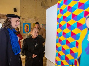 „Fontos számomra, hogy olyan dolgot hozzak létre, ami eddig még nem volt” – interjú a legendás Kenguruval az első festészeti kiállításáról