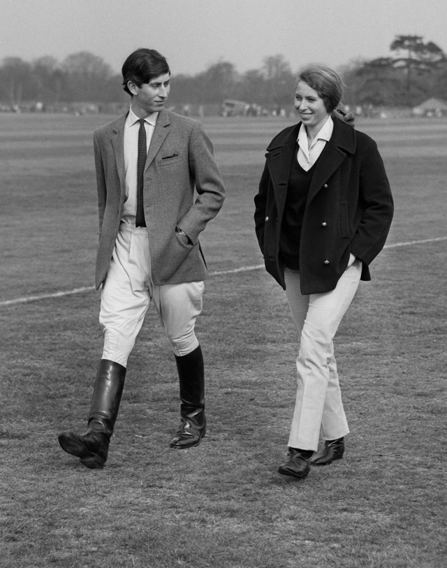 1968-ban Károly herceg és Anna hercegnő a Windsor parkban. Anna az örök darabokra esküszik. Ezt a szettet akár ma is viselhetné.