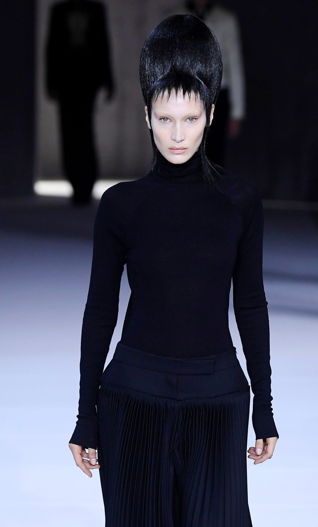 Vigyázz megálmodod: Bella Hadid vámpírként vonult a kifutón