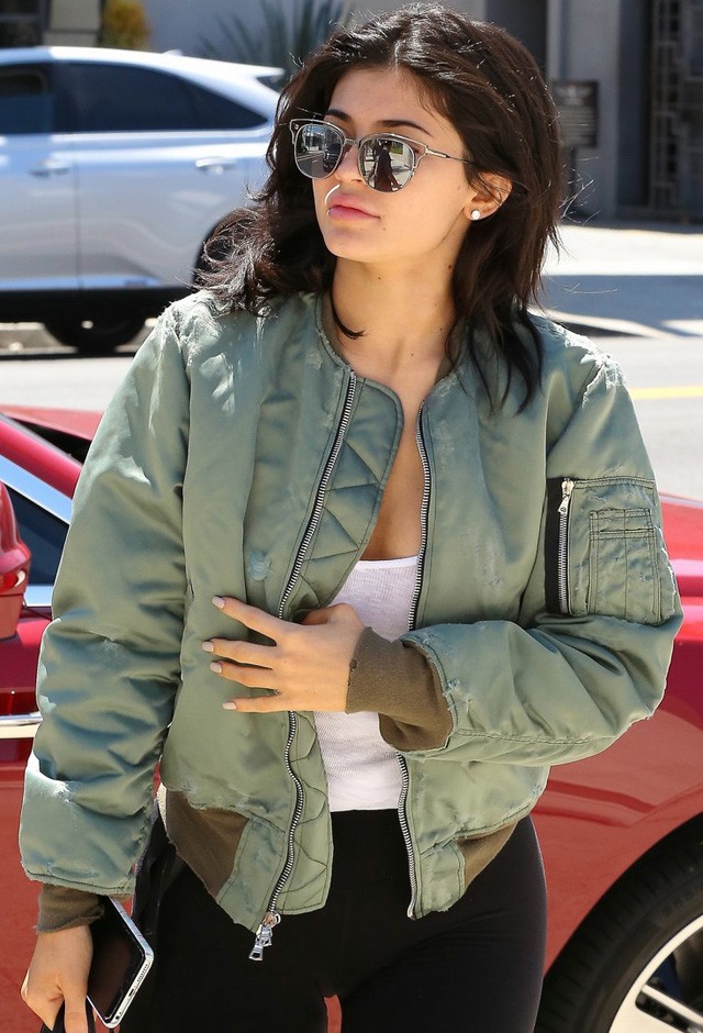 kylie jenner, tevepata, jenner, kardashian, leggings, harisnya, tyga, utcai stílus, lábai
