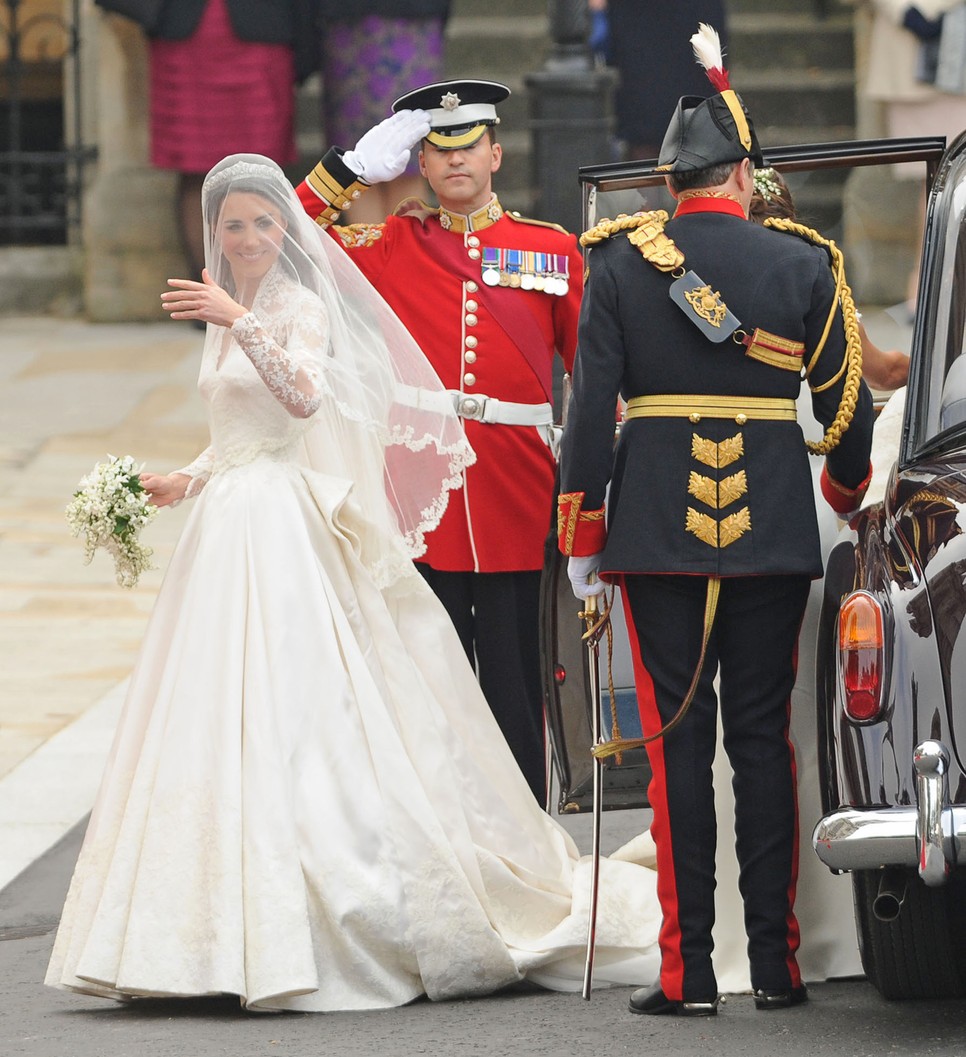 Katalin hercegné menyasszonyi ruhája az angol tervező, Sarah Burton munkája