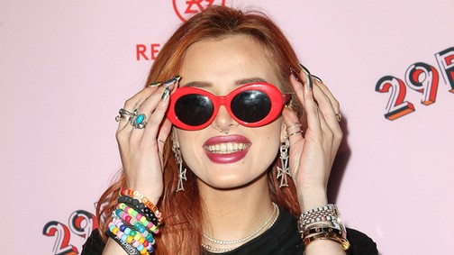 Láttatok már értelmetlenebbet Bella Thorne popsivillantó szoknyájánál?