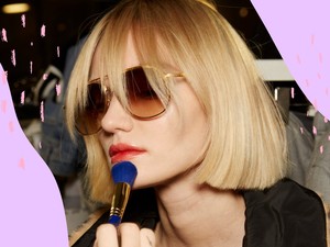 Ez a Tiktok videó megmutatja, hogyan viseld a napszemüveget anélkül, hogy az elrontaná a sminked