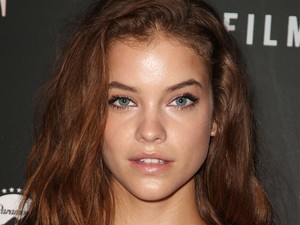 Palvin Barbara félmeztelenül pózol Párizsban