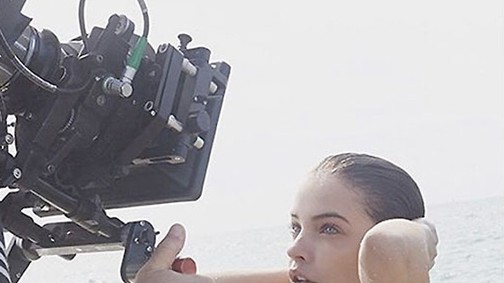 Palvin Barbi elbűvölő Armani kampányban