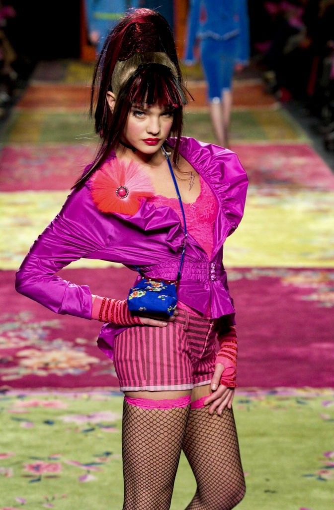 Natalia Vodianova a Betsey Johnson 2001-2002-es őszi/téli bemutatóján a New York-i divathéten