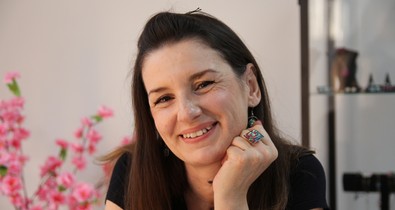 Autodidakta módon tanulta az ékszerjavítást, ma mások készítik nála kiegészítőiket