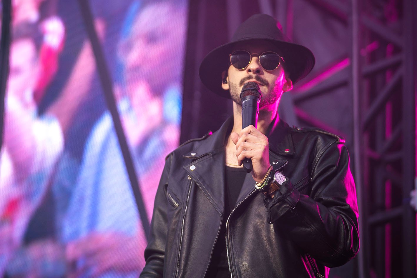 Azahriah nem csak zenéjében, de megjelenésében is ügyel a részletekre