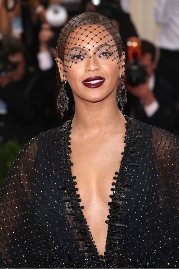 Beyoncé az egyik legdrámaibb fejdíszt mutatta be.