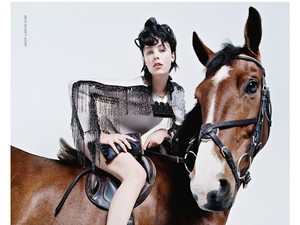 Edie Campbell a családban marad