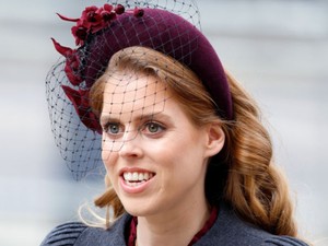 Beatrix hercegnő pucérruhájából ordít a meztelenség, első ránézésre el sem hittük, hogy ő van a képen