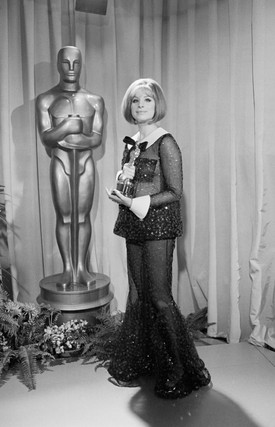 1969 Barbra Streisand - A Funny Girl sztárja egy olyan ruhában vette át a díját, amely szórakoztató bólintás volt a kor játékos divatjára. Ma ezt az Arnold Scaasi együttest már pucérruhának nevezzük, ami a merész kategóriába sorolható. Külön érdekesség, hogy az Oscar-díjat ebben az évben Katharine Hepburn is elnyerte, ami ritka, hogy megosztott döntés születik.