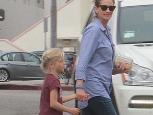 Julia Roberts vagány anyuka és csodás formában van