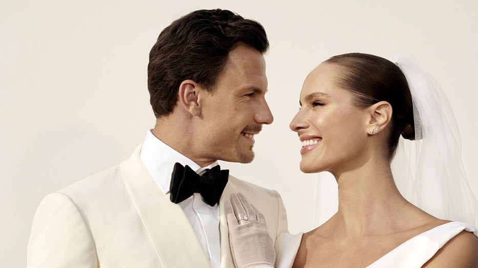 Molnár Nini&Fucsovics Márton – Nini: Ruha VIVIENNE WESTWOOD, Kesztyű Vintage Marci: Szmoking, ing és nadrág GALAMB SZABÓSÁG, Nyakkendő TOM FORD