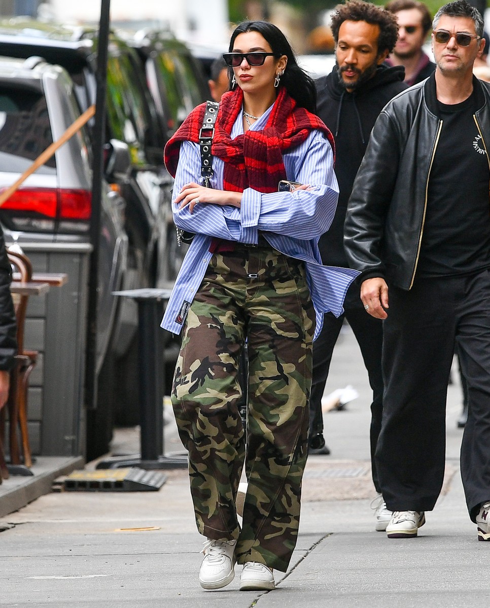 Dua Lipa a cargo nadrág autentikus változatát választotta.