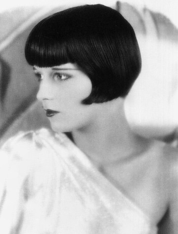 A némafilm-korszak sztárja Louise Brooks különös jelenség volt, Pabst némafilmjei pedig ikonikussá avatták a fiús, azonnal felismerhető frizuráját, ami egyszerre lett a különc, kiismerhetetlen, és szexuálisan vonzó femme fatale ´kelléke´, ide nyúlik vissza Mia Wallace haja Ponyvaregényből, de erre utal Kleopátra hajviselete, vagy Daisy szintén fiús frizurája A nagy Gatsby-ben