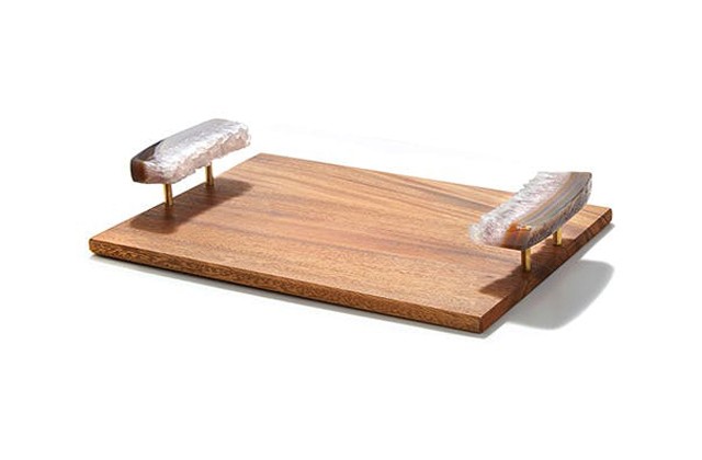 Elegáns fa tálca, Achát ásványból készült fogantyúkkal. Lelki szemeim előtt látom, ahogy nagymamám felszeleteli rajta a disznósajtot. Kb. 124 ezer forint. A Pepcoban 800 forint. Nagymamám ugyanúgy örülne mindkettőnek, a pénztárcám nem. 