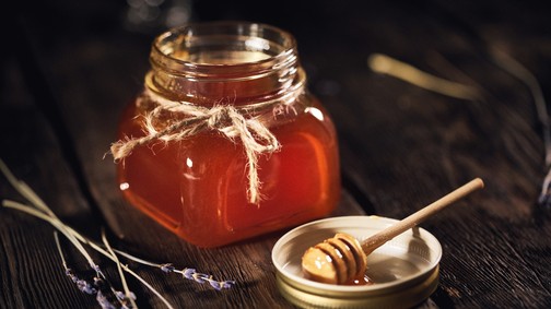 Így készítsd el a nyár legnagyobb TikTok trendjét, a fagyasztott mézet