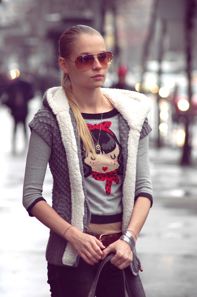 Iszak Eszti kedvenc táskájával pénteken