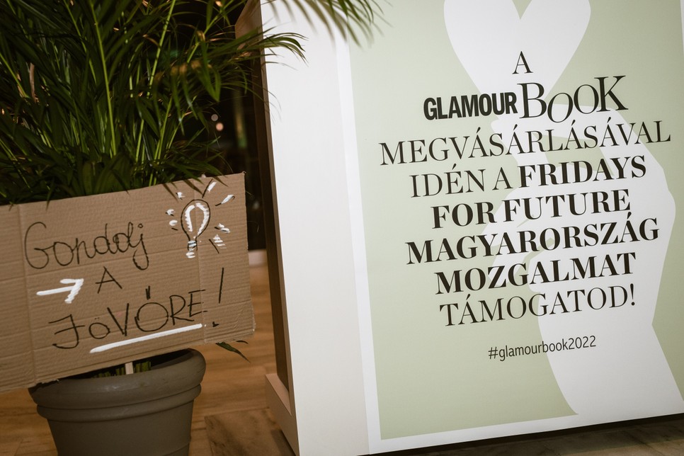 GLAMOUR BOOK bookazine bemutatóján eladott példányokból befolyt összeget a Ringier Magyarország a Fridays for Future szervezetnek adományozta, ezzel is támogatva a további tüntetéseket, figyelemfelkeltő akciókat