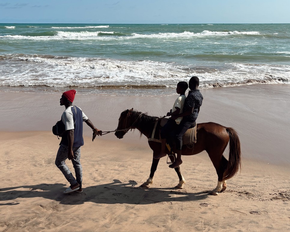 A ghánai mindennapok egyszerre nyugodtak és élettel teliek.
