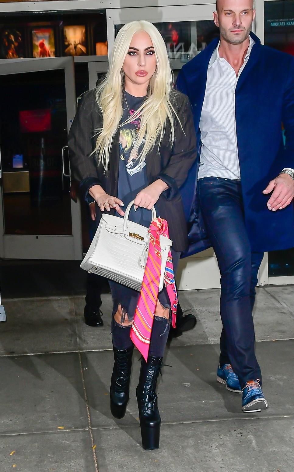 Micsoda átváltozás! Lady Gaga szuperrövid hajjal és extra sminkkel érkezett A Gucci-ház premierjére