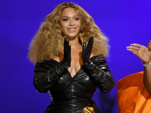 Ez a videó kifacsarja a szíved: Beyoncé könnyei patakokban folytak a büszkeségtől, amikor az édesanyja színpadra állt