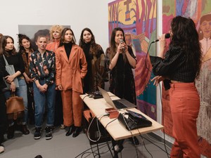 „Te nem tűnsz szegénynek, te nem is vagy cigány!” - Női roma művészek alkotásait ismerheted meg a Bura Galériában