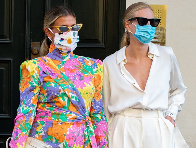 Ez a videó bemutatja, hogyan akadályozza meg a maszkviselés a vírus terjedését