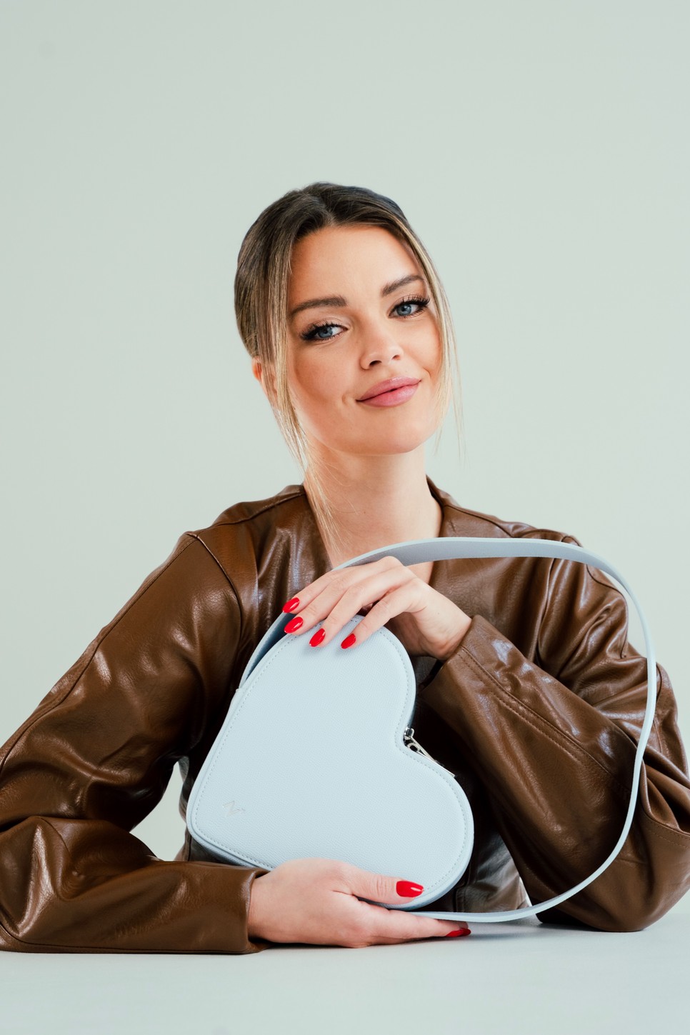 Kárpáti Rebeka az autizmus elfogadásáért és a szélesebb társadalmi összefogásért kampányol az aktivizmushoz készült Nini táskával a kezében