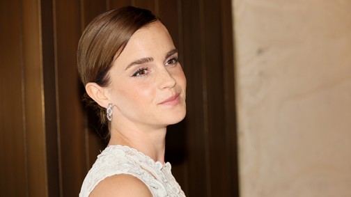 Emma Watson pucérruhában lépett ki az utcára, a teljesen áttetsző darab nem sokat bízott képzeletre