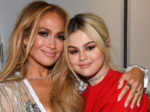 Jennifer Lopez, Selena Gomez, Harry herceg és Ben Affleck összefognak az oltás népszerűsítéséért