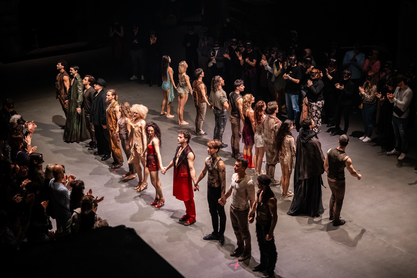 A Millenáris brutalista tereiben a Recirquel életre kelti Dido és Aeneas mitikus szerelmét – cirkusz, tánc és rituálé határán