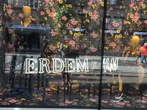 Debütált az ERDEM és a H&M közös kollekciója, feje tetejére állt a Váci utca! Nézd meg, mi történt!