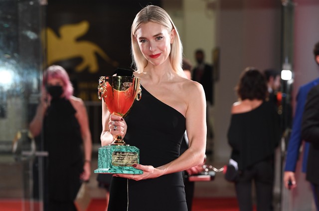 Vanessa Kirby a velencei filmfesztivál díjával