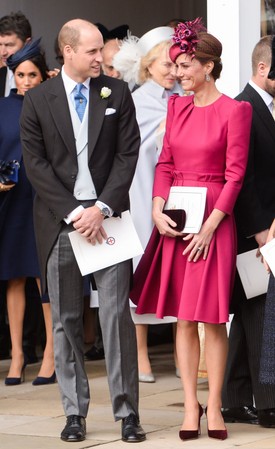 Eugénia hercegnő és Jack Brooksbank nagy napjára egy málnaszínű McQueen ruhában és hozzá illő Philip Treacy kalapban érkezett. (2018)