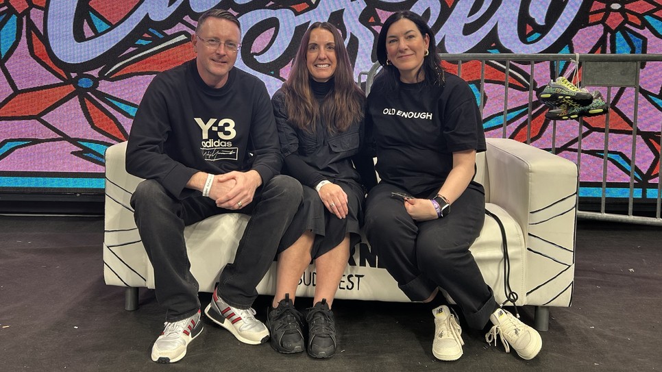 Paul Owen és Kayla Owen, a Sole-Zine alapítói, valamint Maróy Krisztina, a GLAMOUR főszerkesztője a Sneakerness Budapest eseményen