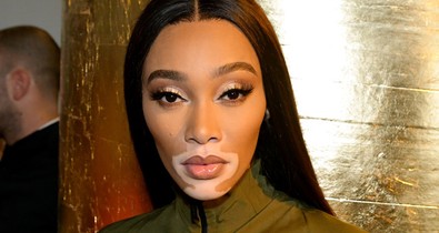 A sztármodellnek turistaosztályon kellett repülnie, hisztizett is egyet