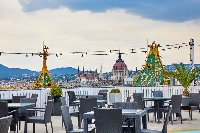 Sosem hallottál erről a bárról, pedig az egyik legszebb panoráma fogad a helyen
