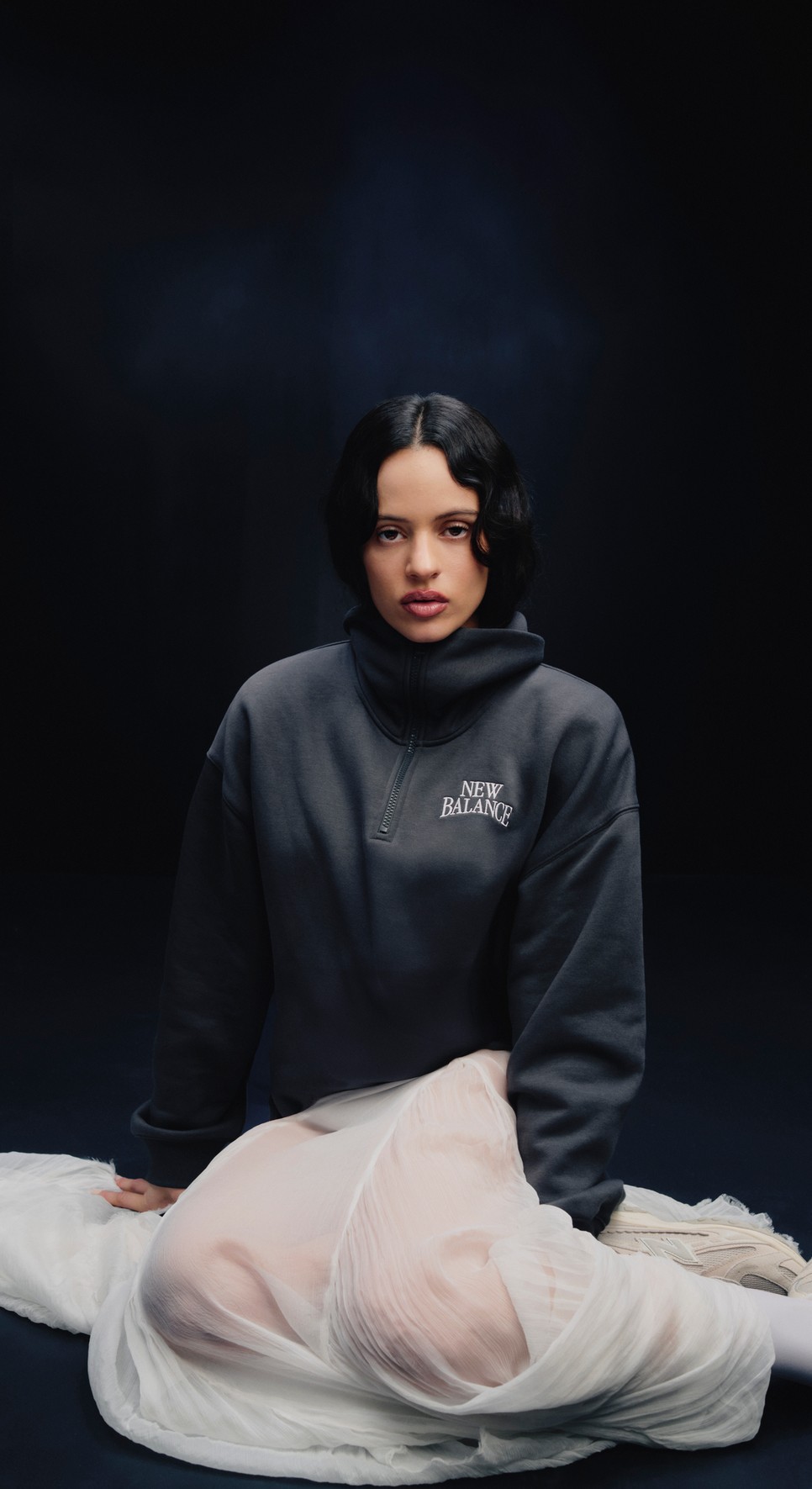 Amióta 2025-ben globális nagykövetként csatlakozott a márkához, Rosalía zökkenőmentesen építette be a New Balance-ot saját, folyamatosan fejlődő esztétikai világába.