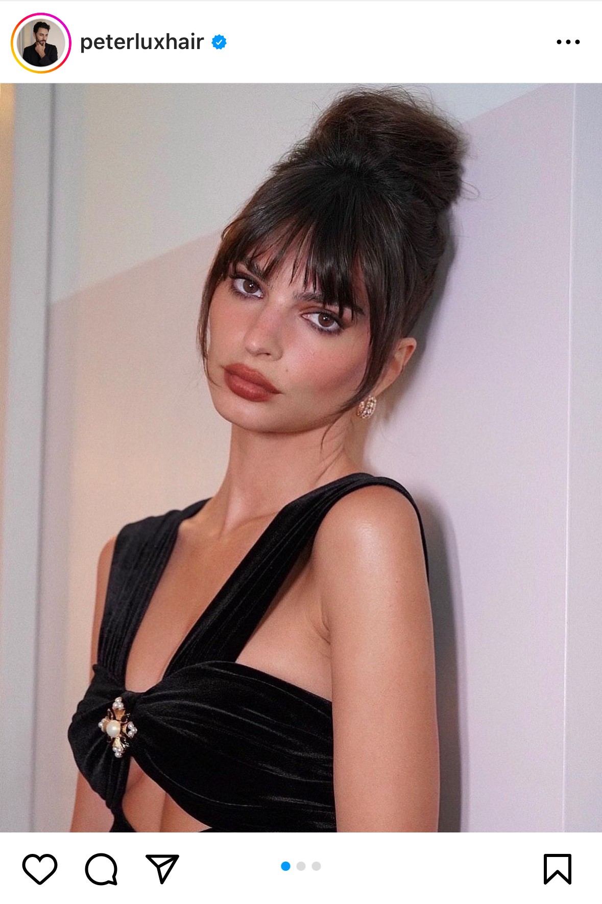 Emily Ratajkowski elegáns, 50-es éveket idéző frizuráját Peter Lux készítette el 