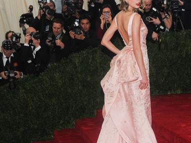 Taylor Swift a Met gála leghosszabb uszályában