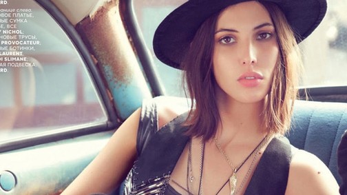 A Red Hot Chili Peppers lányokat vetkőztet