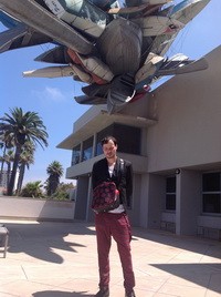 Péter a La Jolla fesztivál helyzínéül szolgáló múzeum előtt.